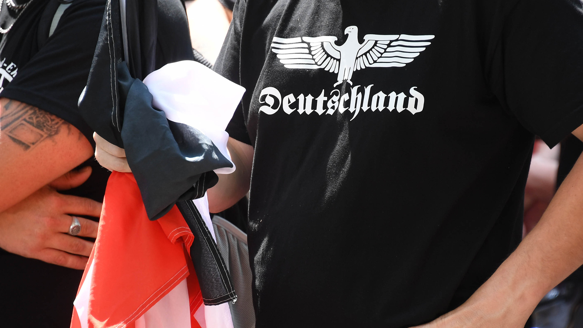 Rechtsextremer mit Deutschlandaufdruck auf Shirt | dpa