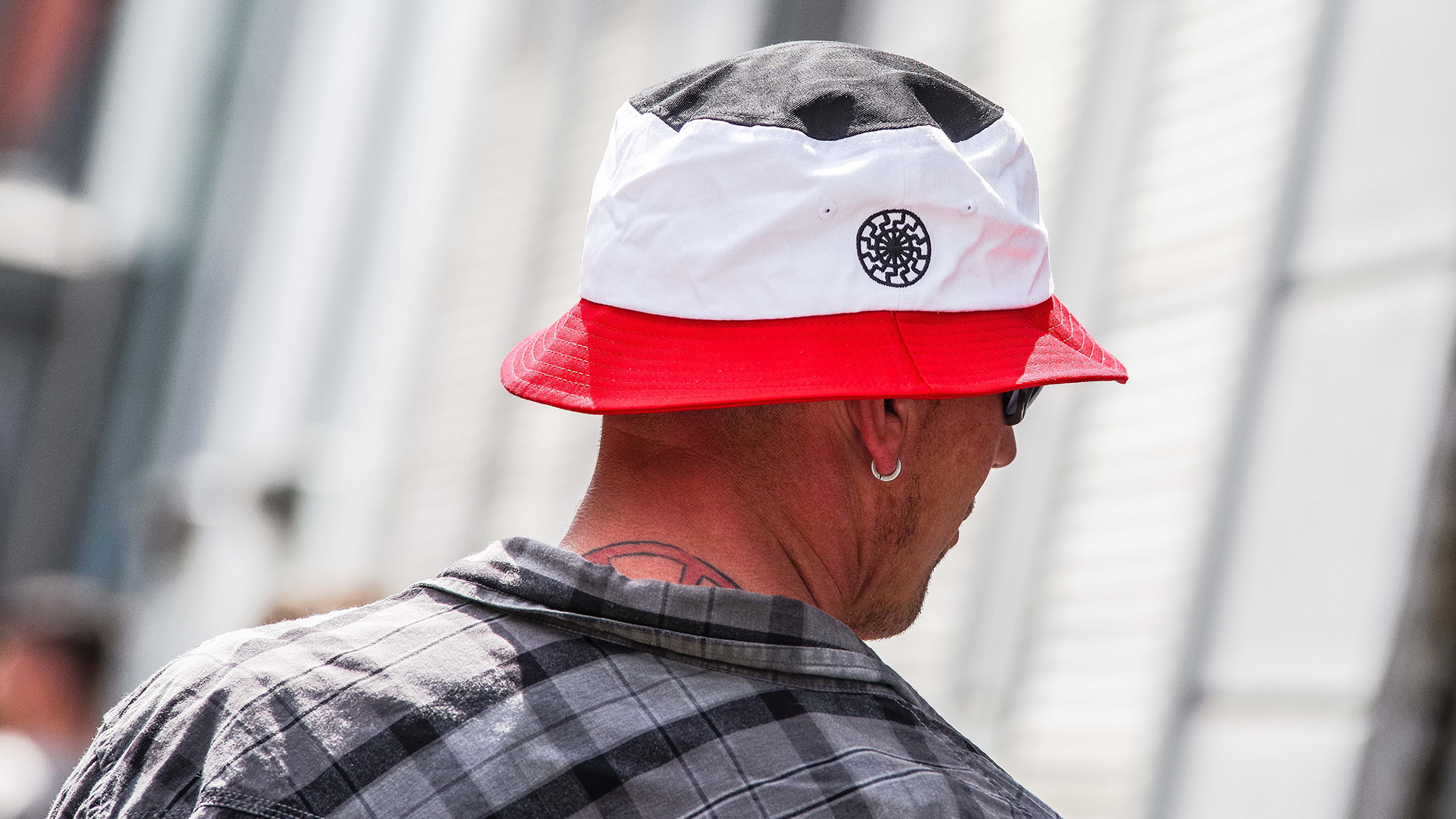 Neonazi bei einer Demonstration in Dortmund. Er träg einen Hut in den Farben der Reichsflagge mit Abbildung einer "Schwarzen Sonne". (Archivbild: 2019) | picture alliance / ZUMAPRESS.com