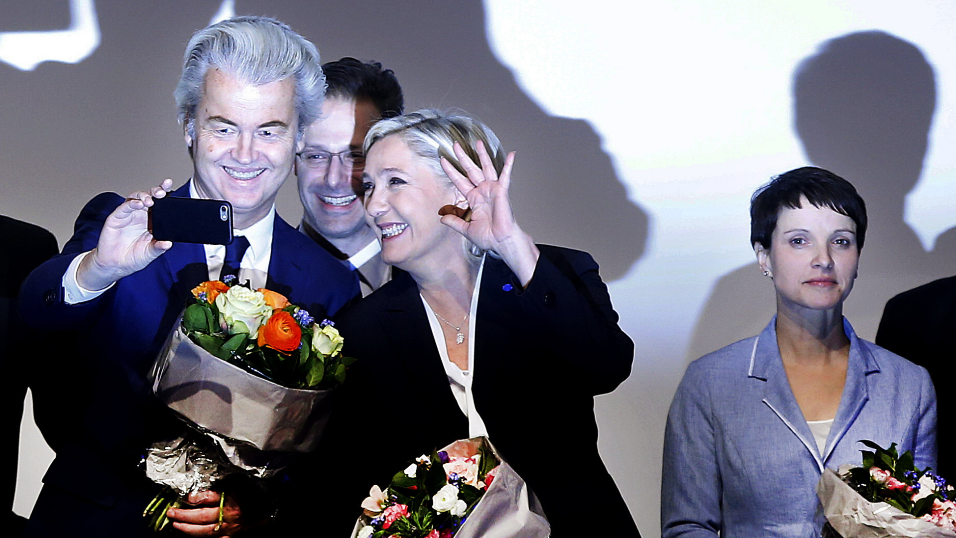 Geert Wilders und Marine Le Pen machen ein Selfie auf dem Koblenzer Gipfel der Rechtspopulisten, rechts daneben: Frauke Petry | AP