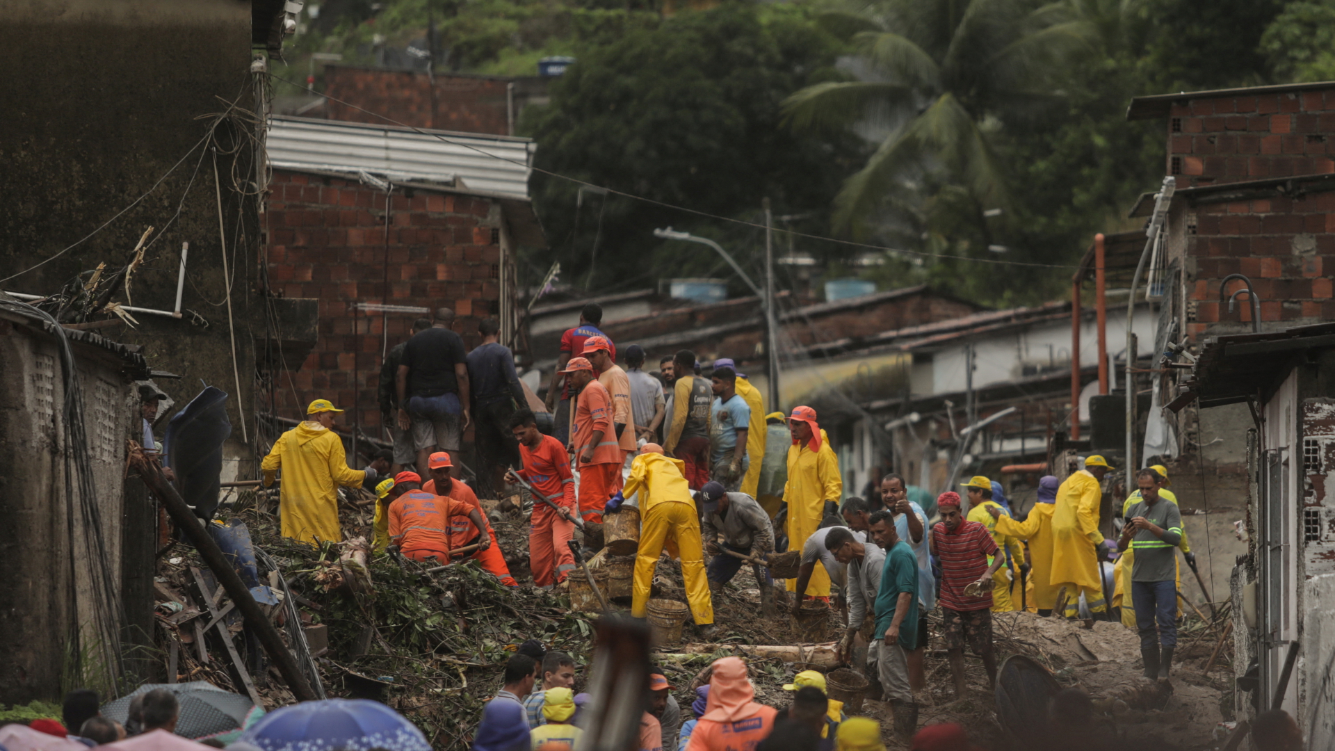 Rettungsmannschaften vor einem eingestürztem Haus in der Gemeinde Jardim Monteverde, Brasilien | via REUTERS