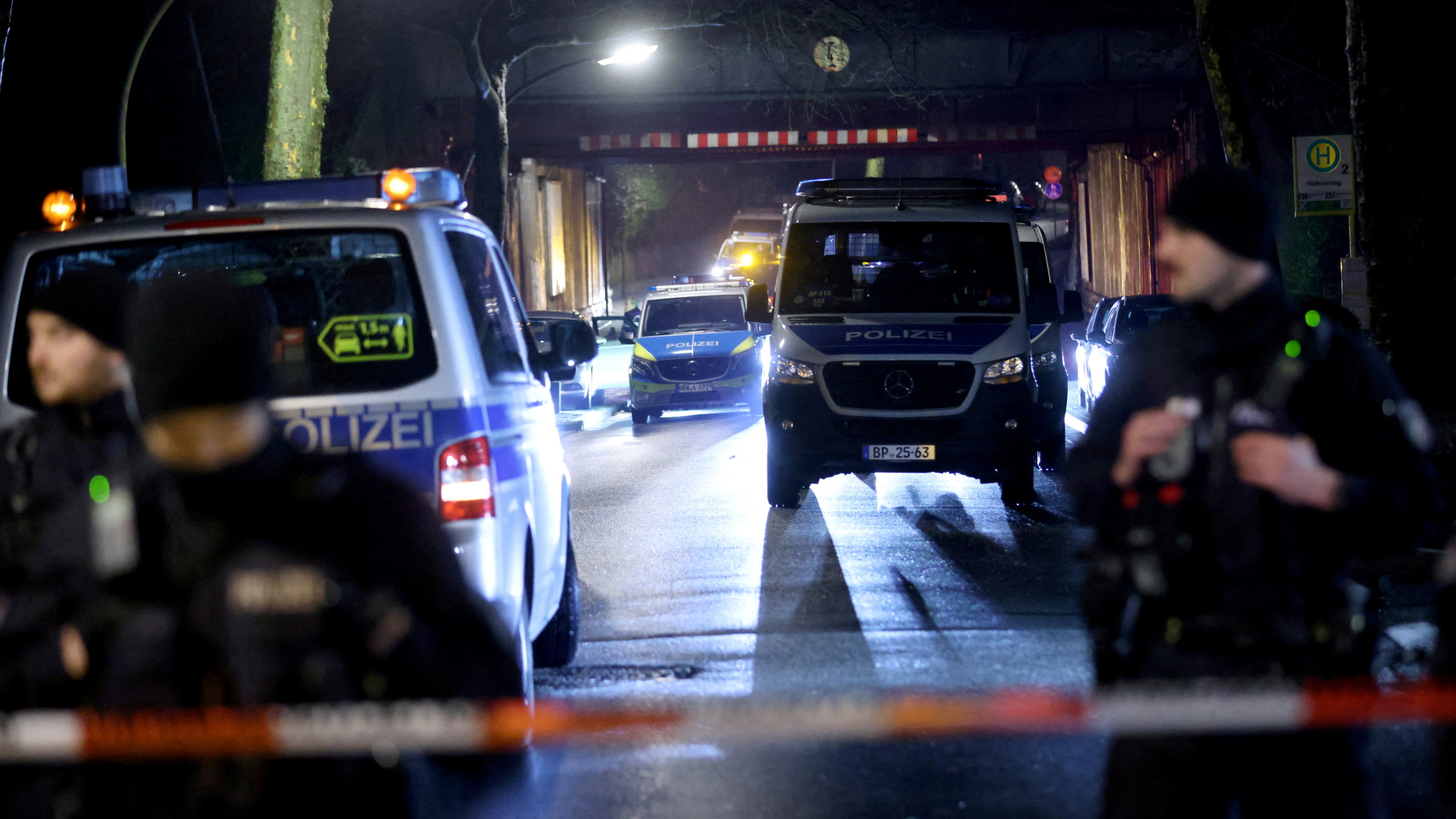 Polizisten stehen an der Unglücksstelle in Recklinghausen. | REUTERS