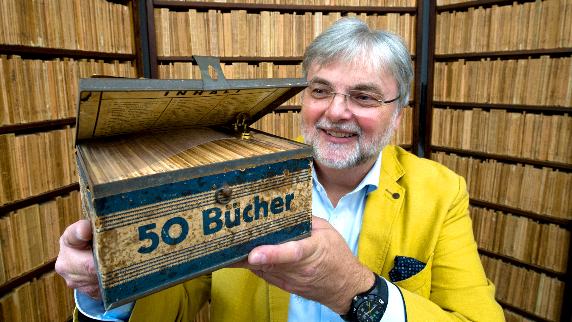 Hans-Jochen Marquardt zeigt im Reclam-Museum in Leipzig eine Ausgabe der Reclam Wochenend-Bücherei | Bildquelle: dpa