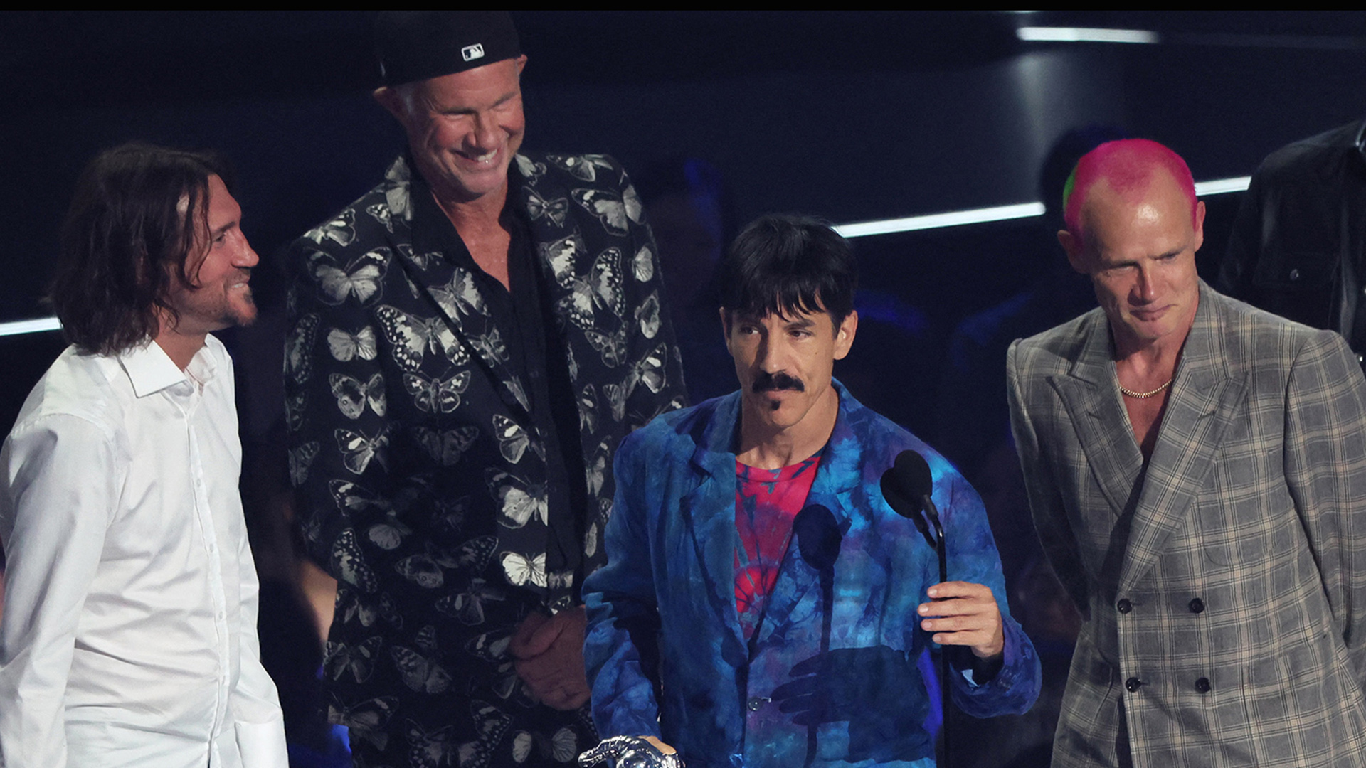 Die Band Red Hot Chili Peppers nehmen auf der Bühne einen Preis entgegen. | REUTERS