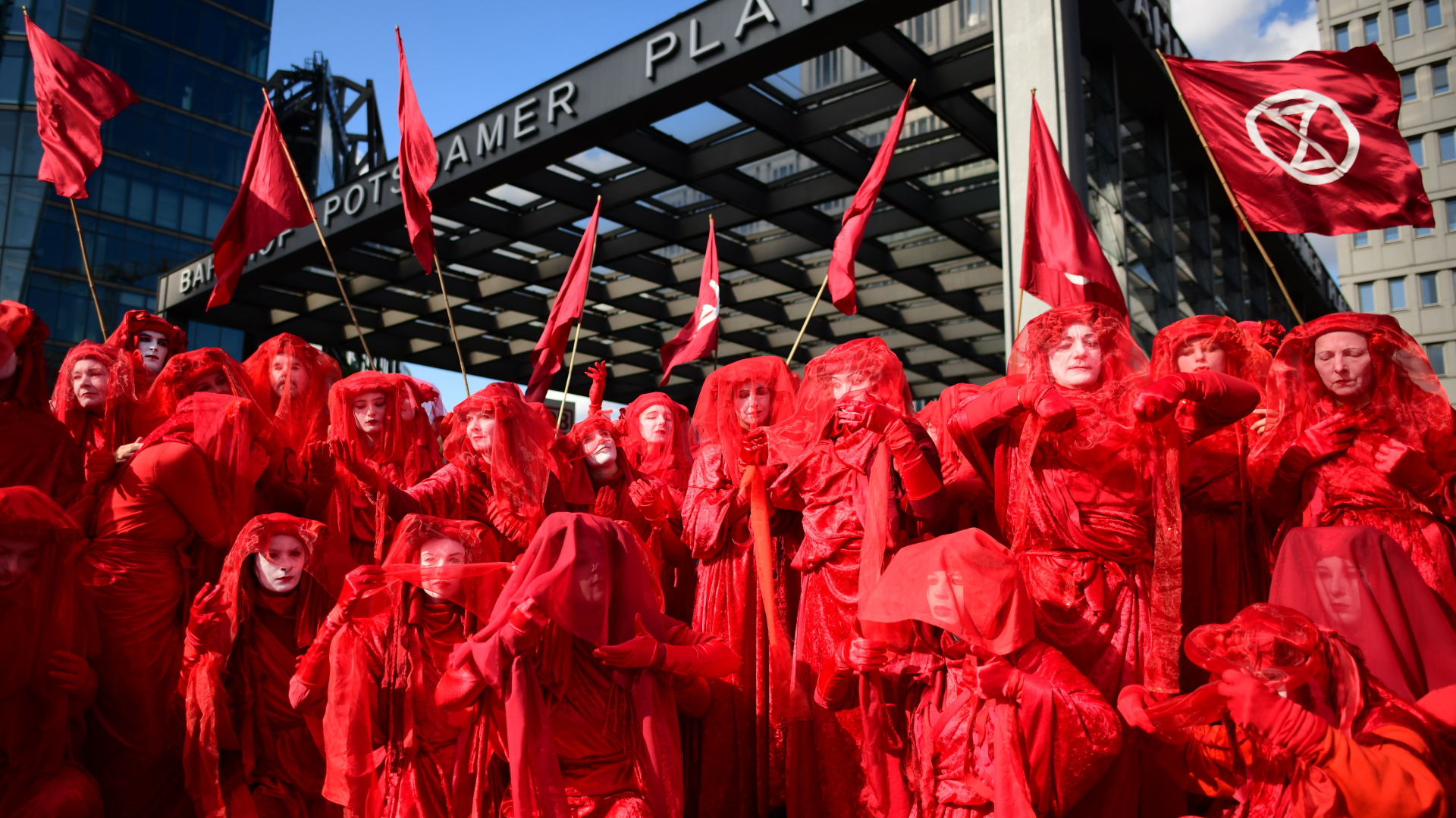 "Red Rebels" auf dem Potsdamer Platz | CLEMENS BILAN/EPA-EFE/REX
