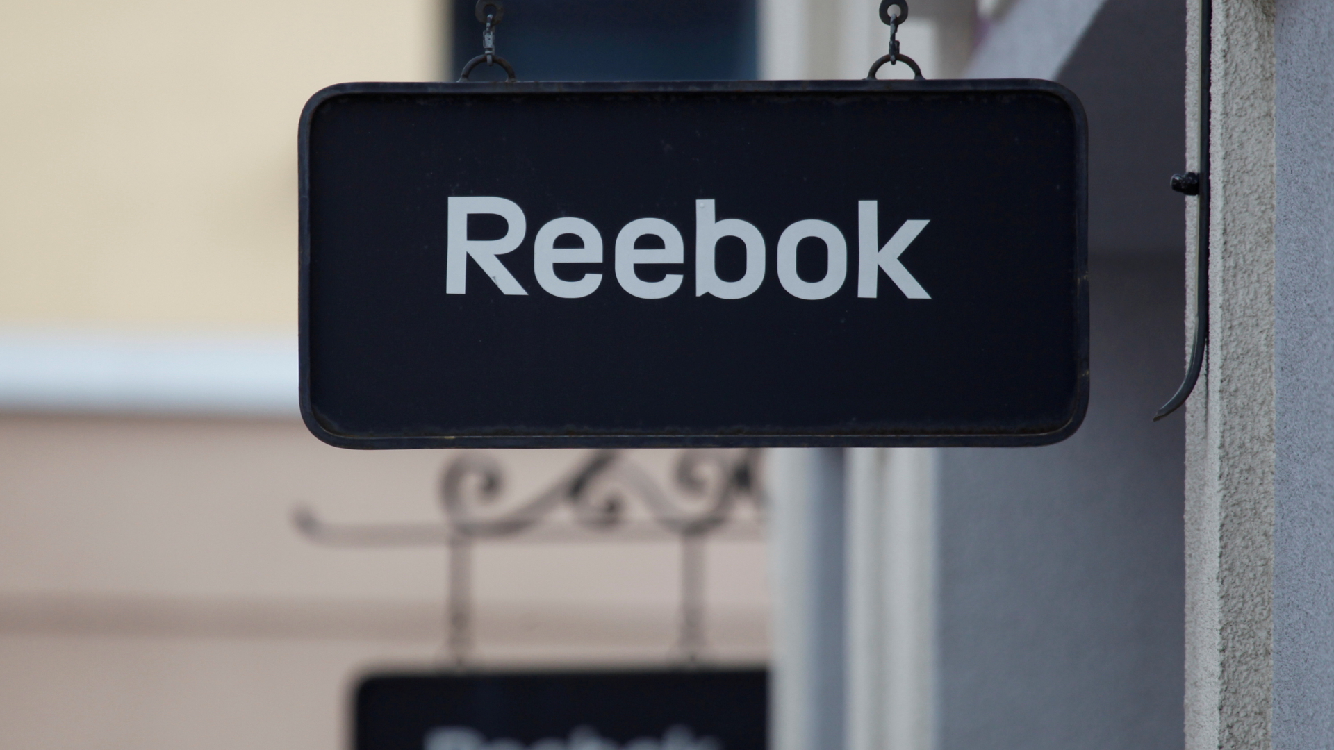 Logo des Sportartikelherstellers Reebok an einem  Einkaufszentrum nahe Moskau | REUTERS