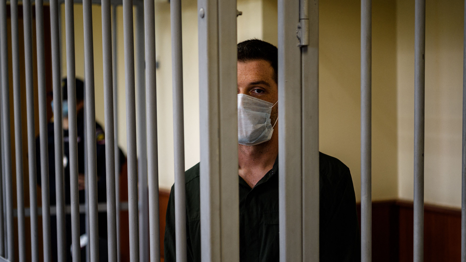 Der US-Amerikaner Trevor Reed im Jahr 2020 in einer Haftzelle eines russischen Gerichts. | AFP