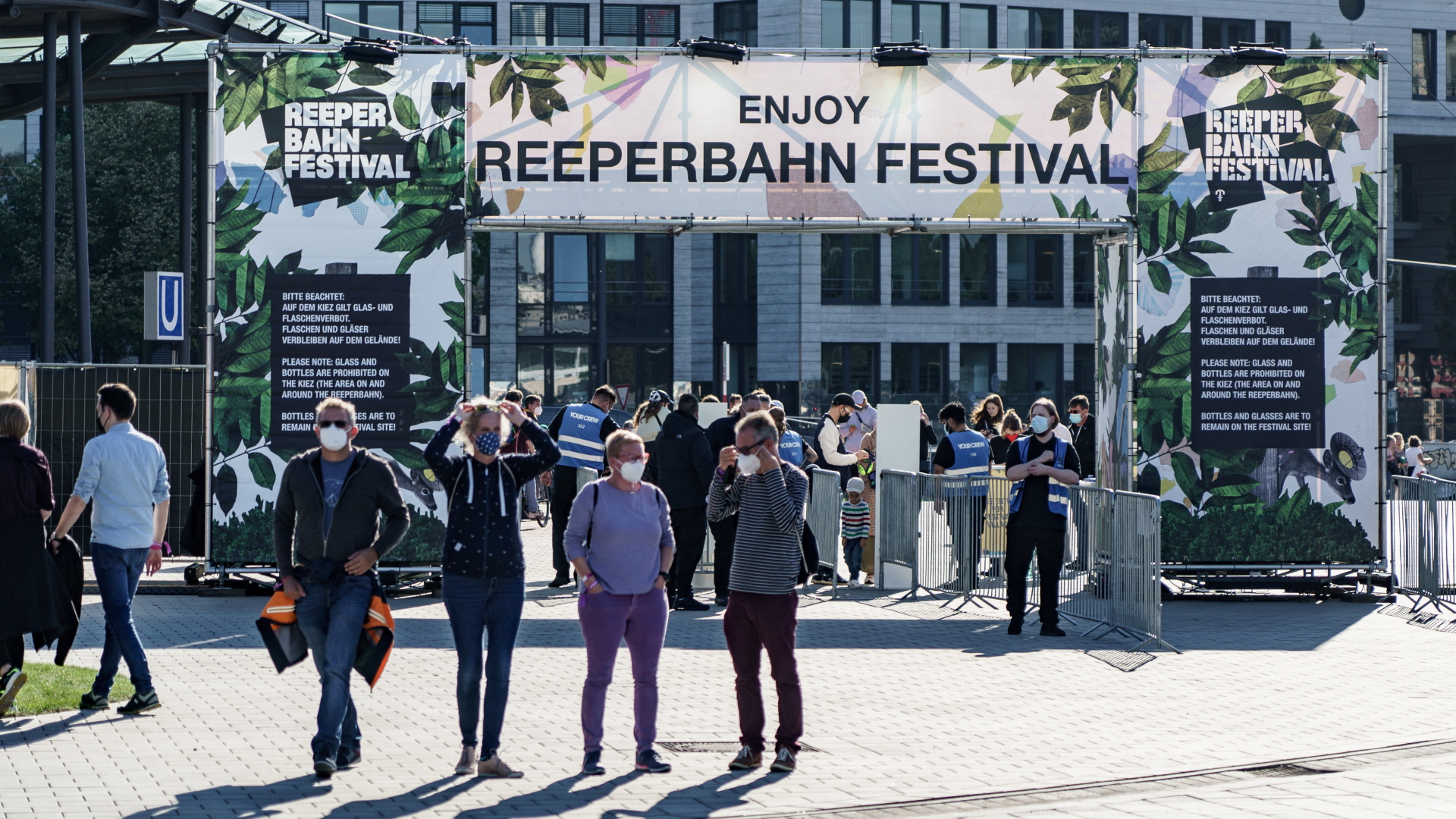 Besucher des Reeperbahn-Festivals in Hamburg betreten einen Teil des Veranstaltungsgeländes. | dpa