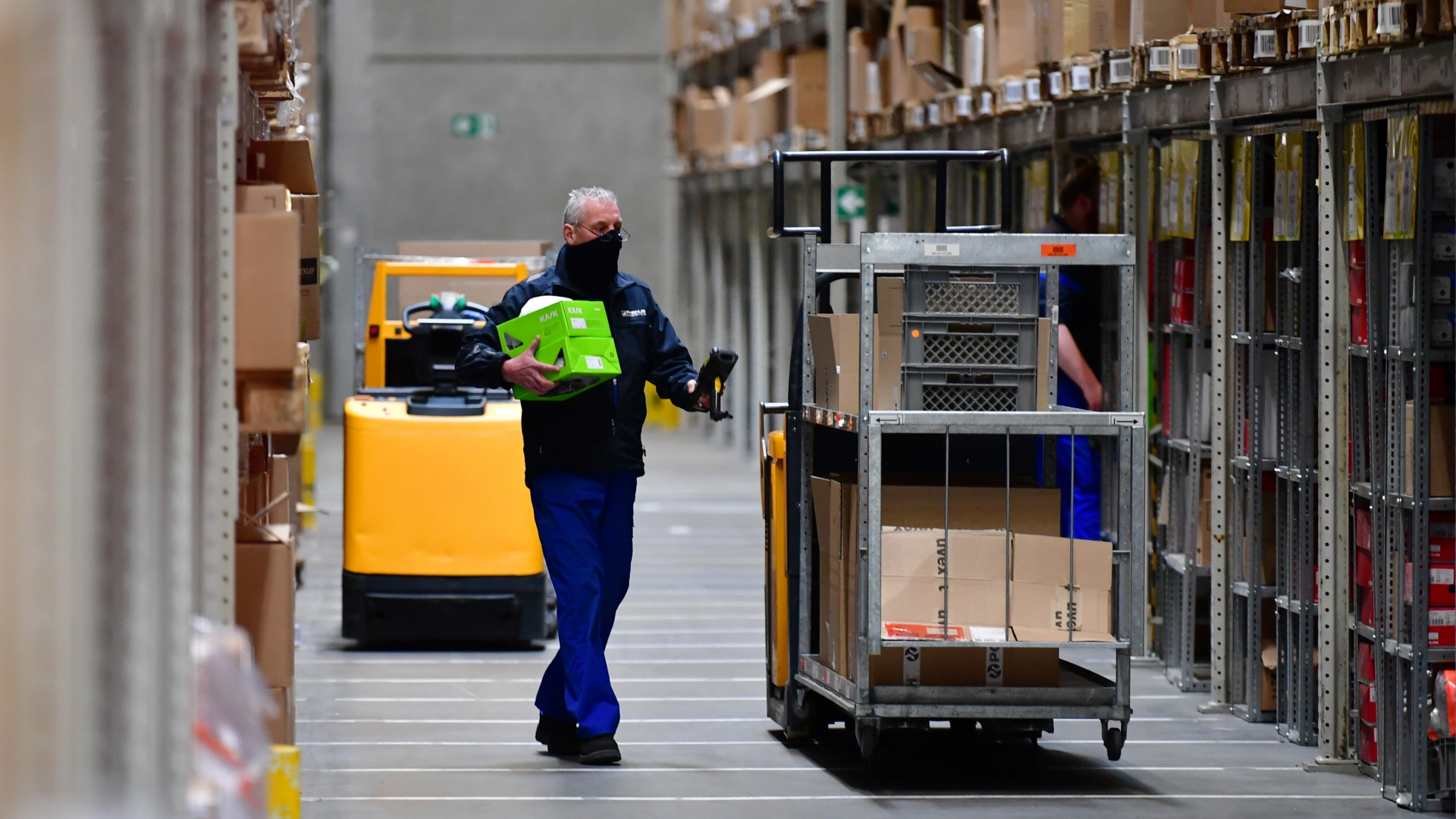 Gabelstapler steht zwischen Regalen bei einem Logistikunternehmen | dpa
