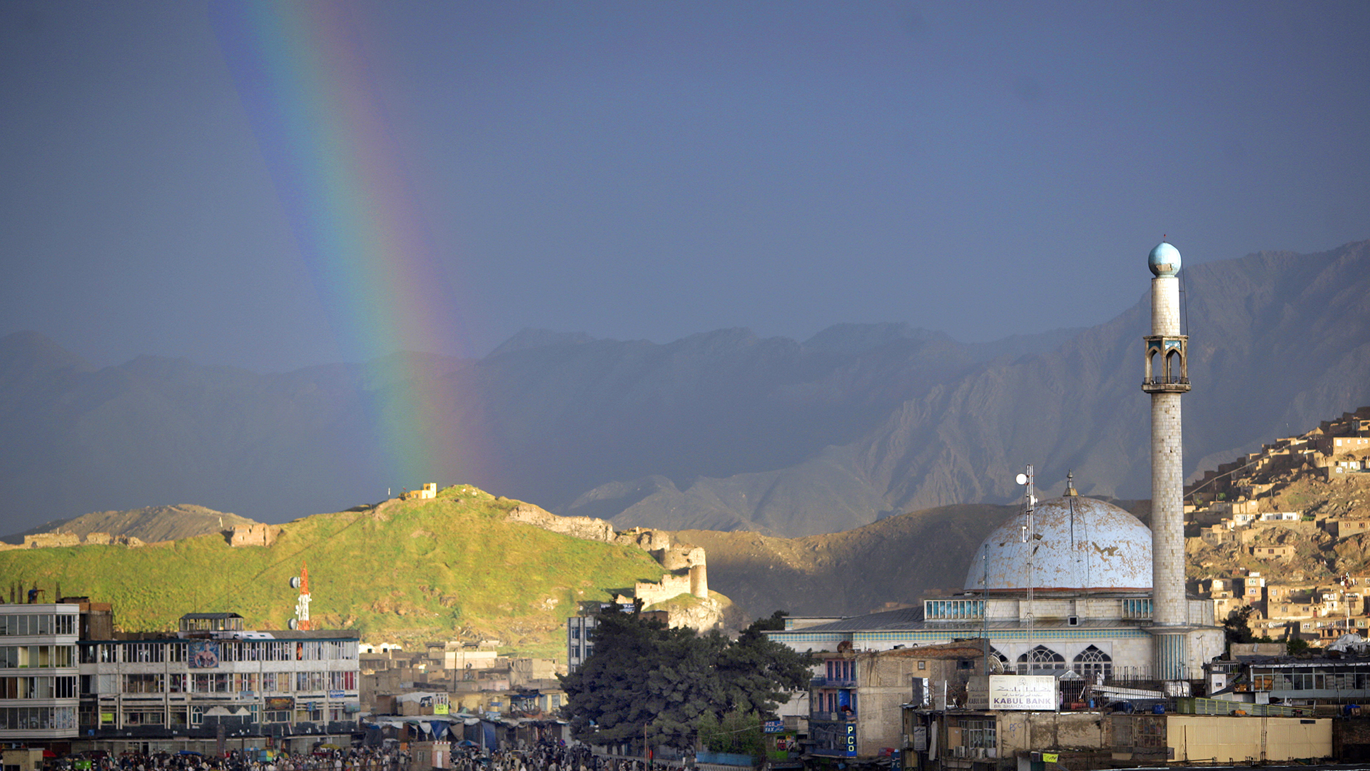 Ein Regenbogen über der afghanischen Hauptstadt Kabul (Archivbild: 2007) | picture-alliance/ dpa