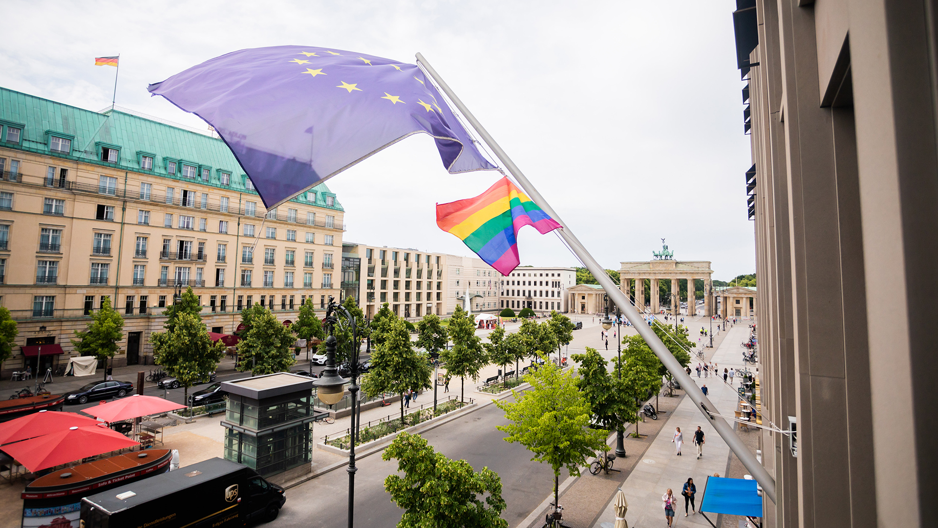 Eine Regenbogenfahne weht neben der EU-Flagge an der der Vertretung der Europäischen Kommission in Berlin. | dpa