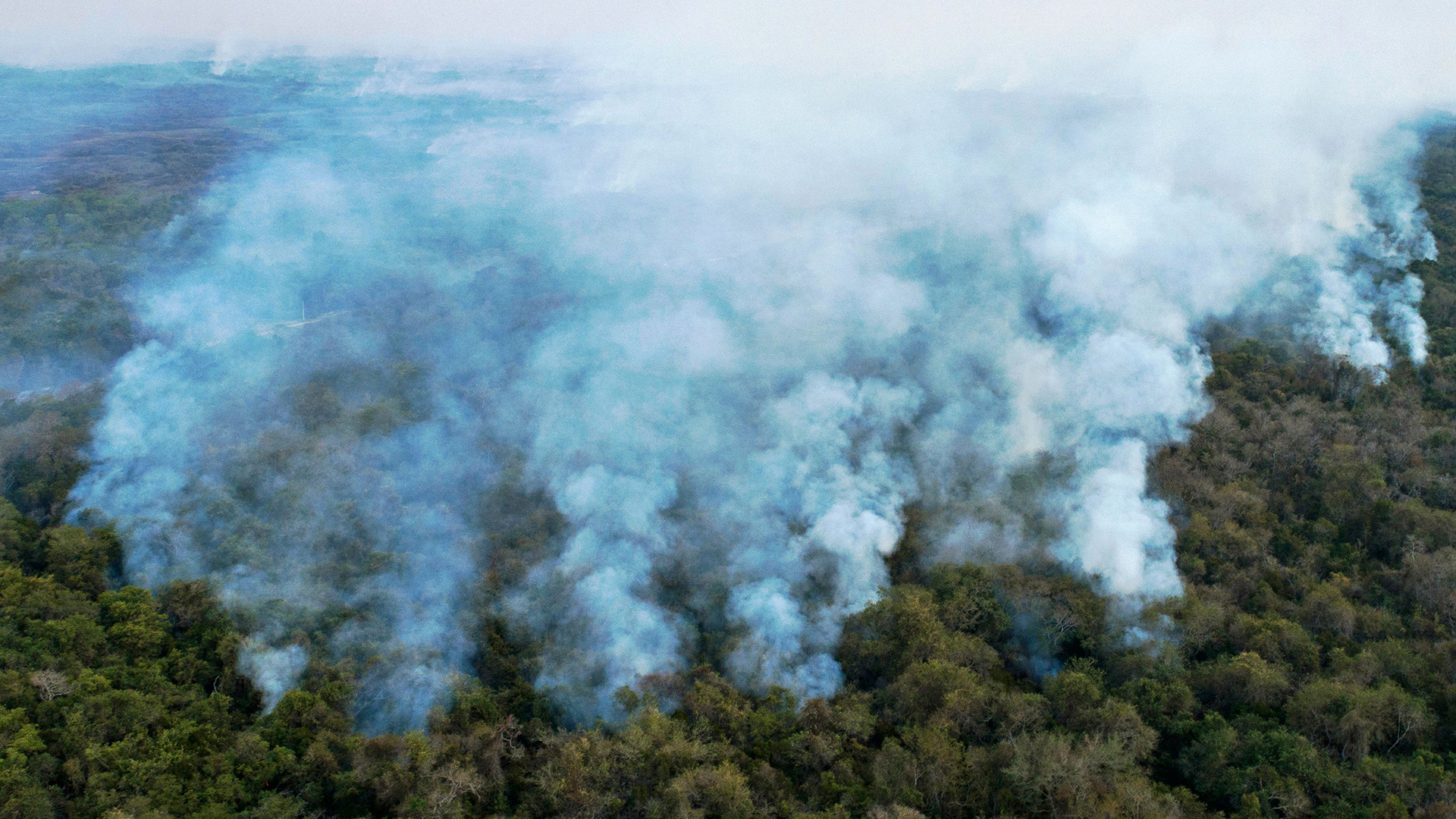 Eine Luftaufnahme von großflächigen Waldbränden in Pocone, Pantanal-Region, Bundesstaat Mato Grosso, Brasilien, Archivbild/August 2020 | AFP