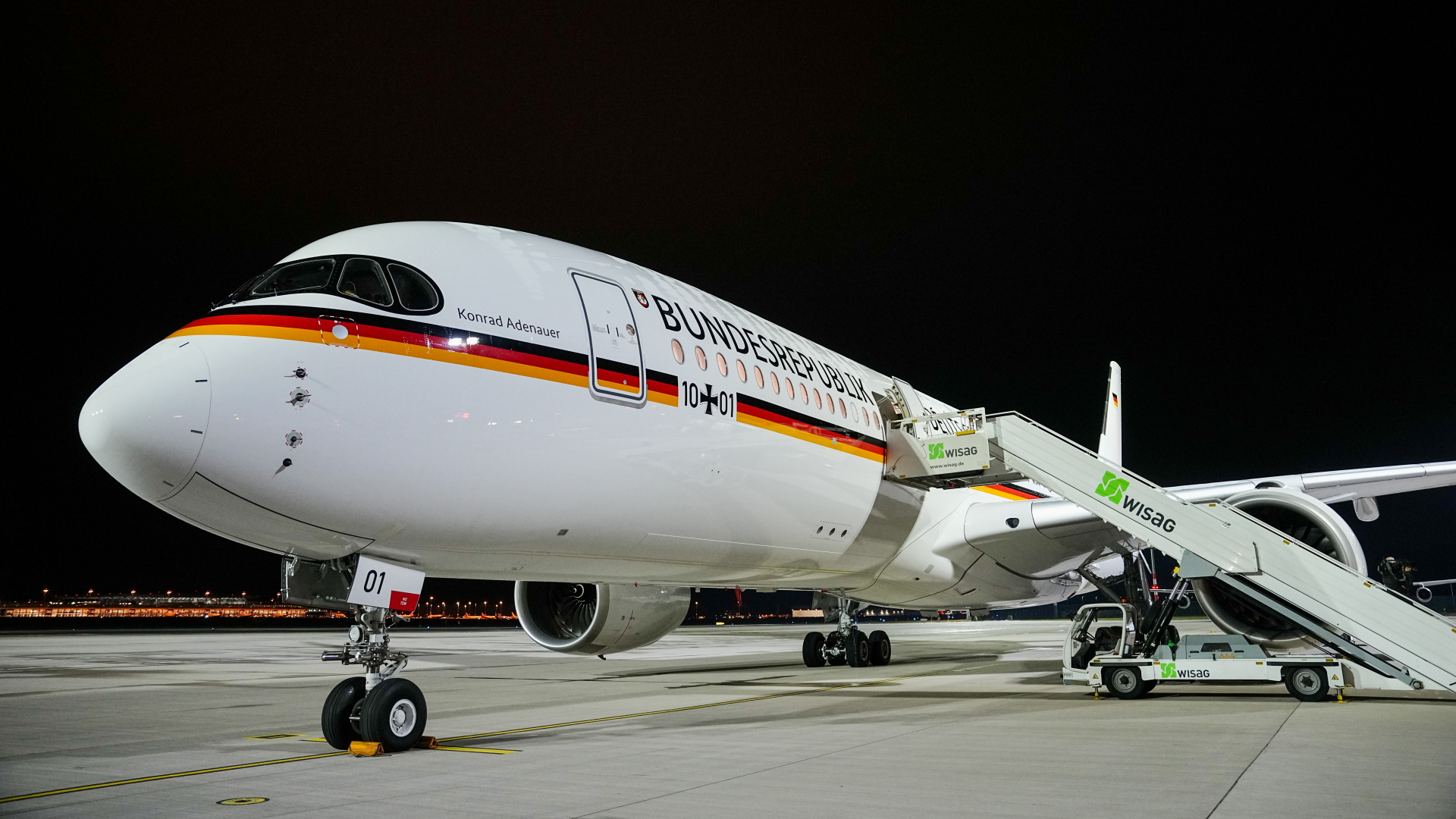 Der neue Airbus A350 "Konrad Adenauer" der Flugbereitschaft steht auf dem militärischen Teil des Flughafens Berlin-Brandenburg. | dpa