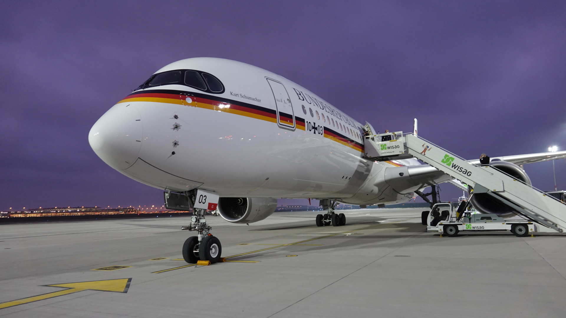 Die "Kurt Schumacher", der neue A350 der Bundesregierung, steht am Berliner Flughafen. | dpa