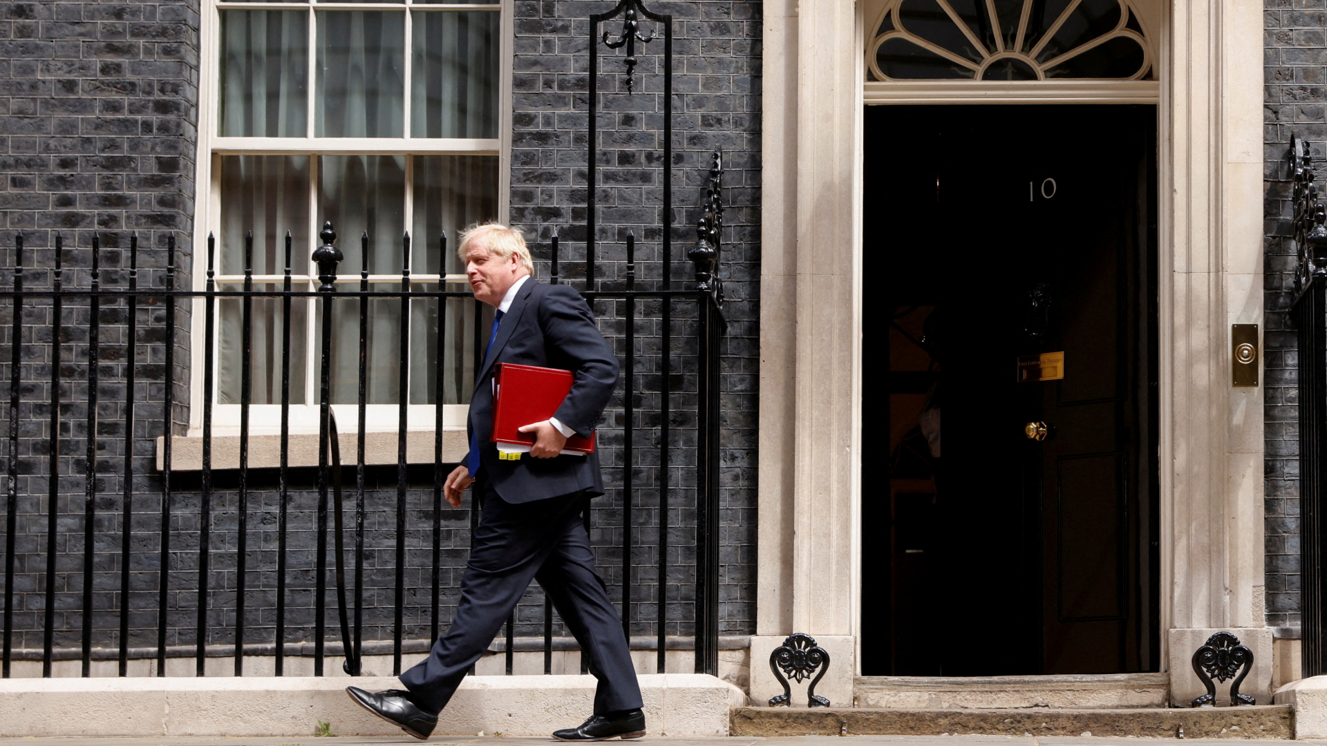 Johnson vor der Downing Street 10 | REUTERS