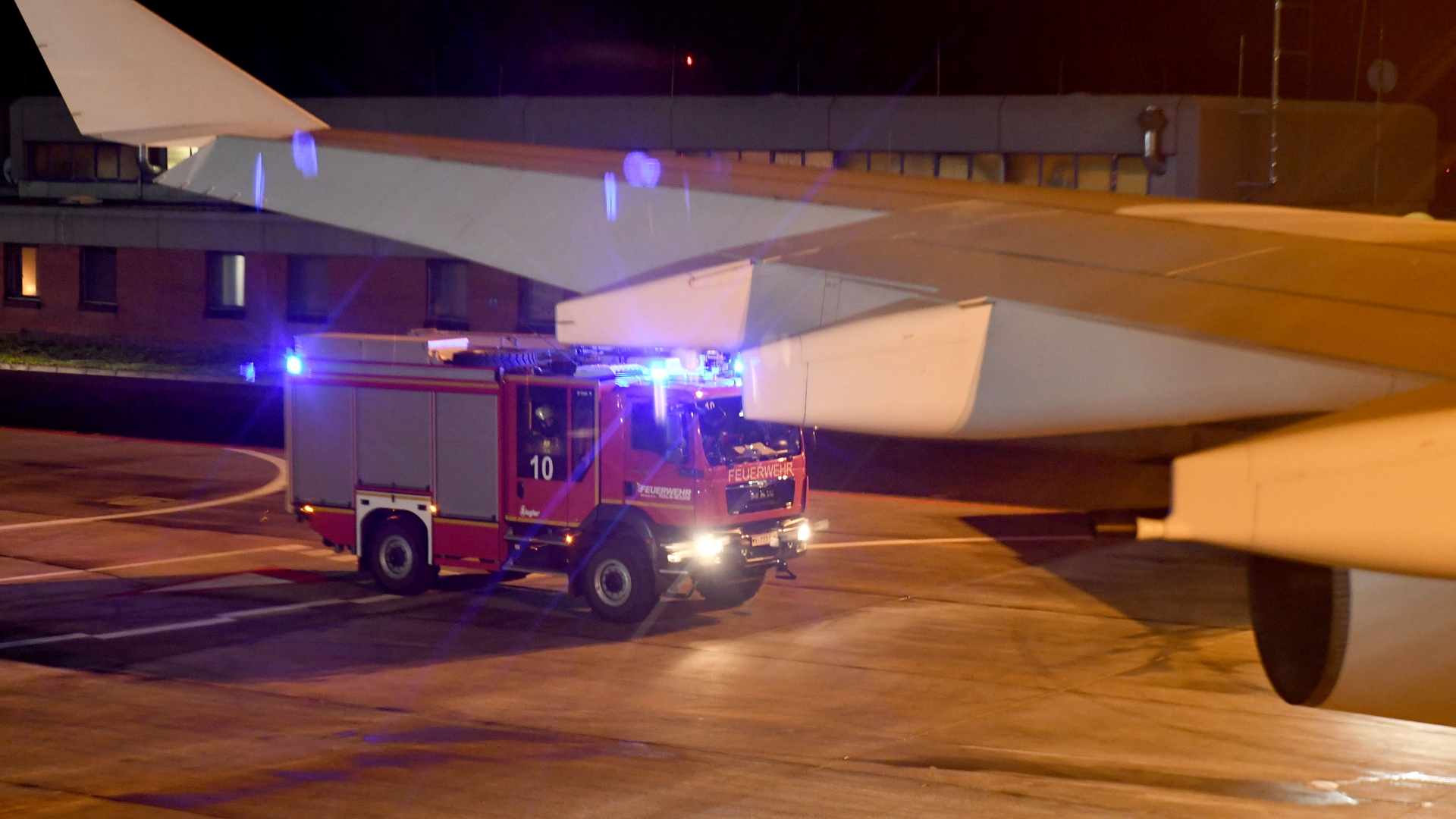 Die Tragfläche der Regierungsmaschine am Flughafen von Köln, im Hintergrund ein Feuerwehrfahrzeug. | Bildquelle: CLEMENS BILAN/EPA-EFE/REX/Shutte