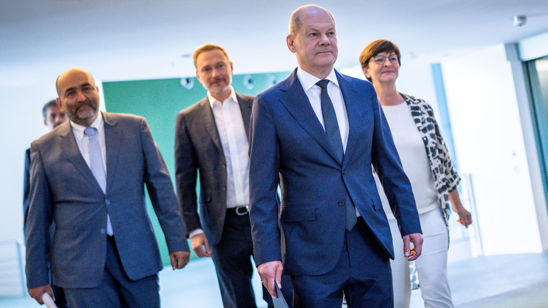 Olaf Scholz (2.v.r.), kommt neben Omid Nouripour (l), Saskia Esken (r) sowie Christian Lindner zur Pressekonferenz nach den Beratungen von SPD, Grünen und FDP im Koalitionsausschuss. | dpa
