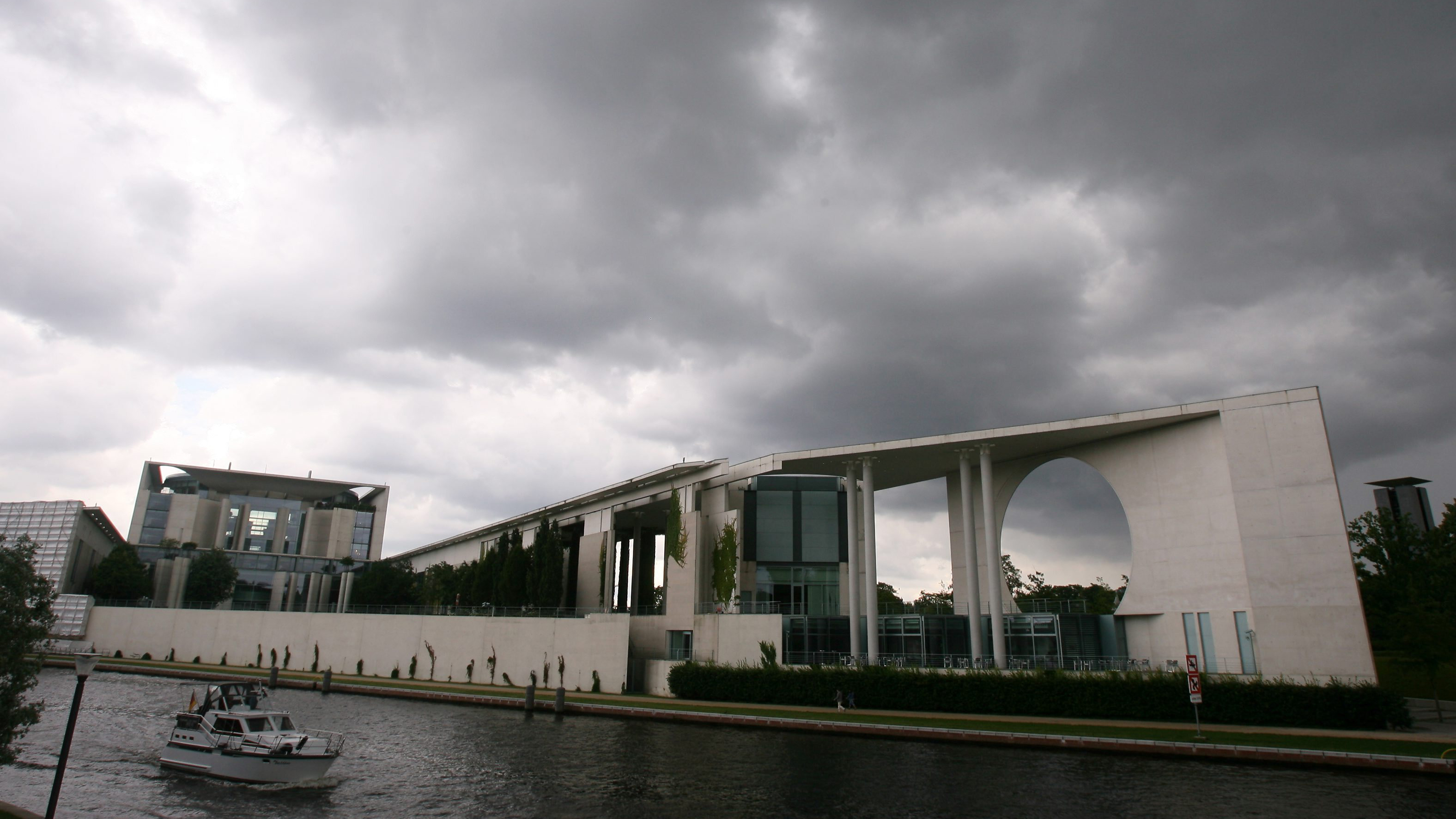 Dunkle Wolken über dem Kanzleramt in Berlin | picture-alliance/ dpa