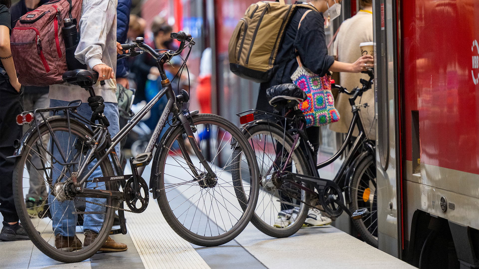 Reisende mit Fahrrädern steigen am Berliner Hauptbahnhof in einen Regionalzug. | dpa