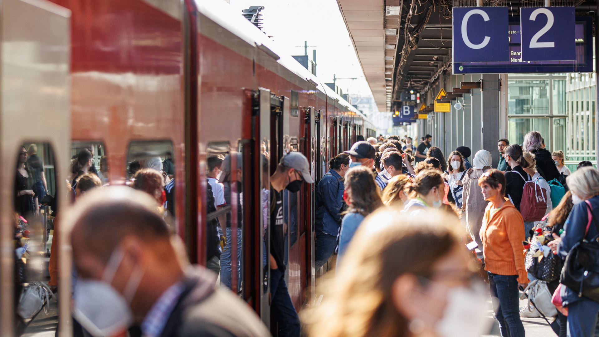 Fahrgäste steigen am Morgen in eine Regionalbahn der Deutschen Bahn am Hauptbahnhof Hannover. | dpa