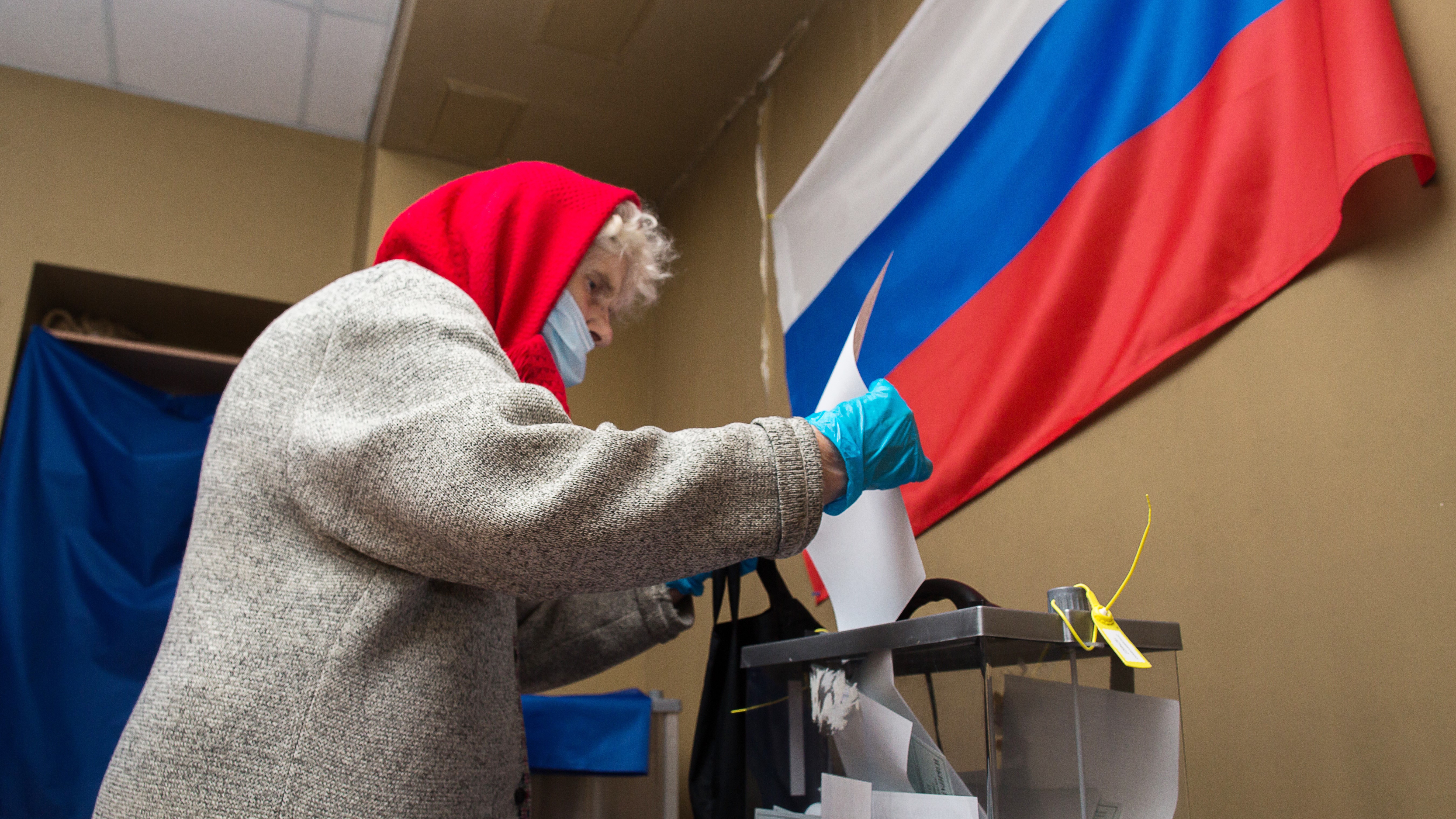 Eine Frau stimmt bei der Gouverneurswahl in Irkutsk ab. | picture alliance/dpa