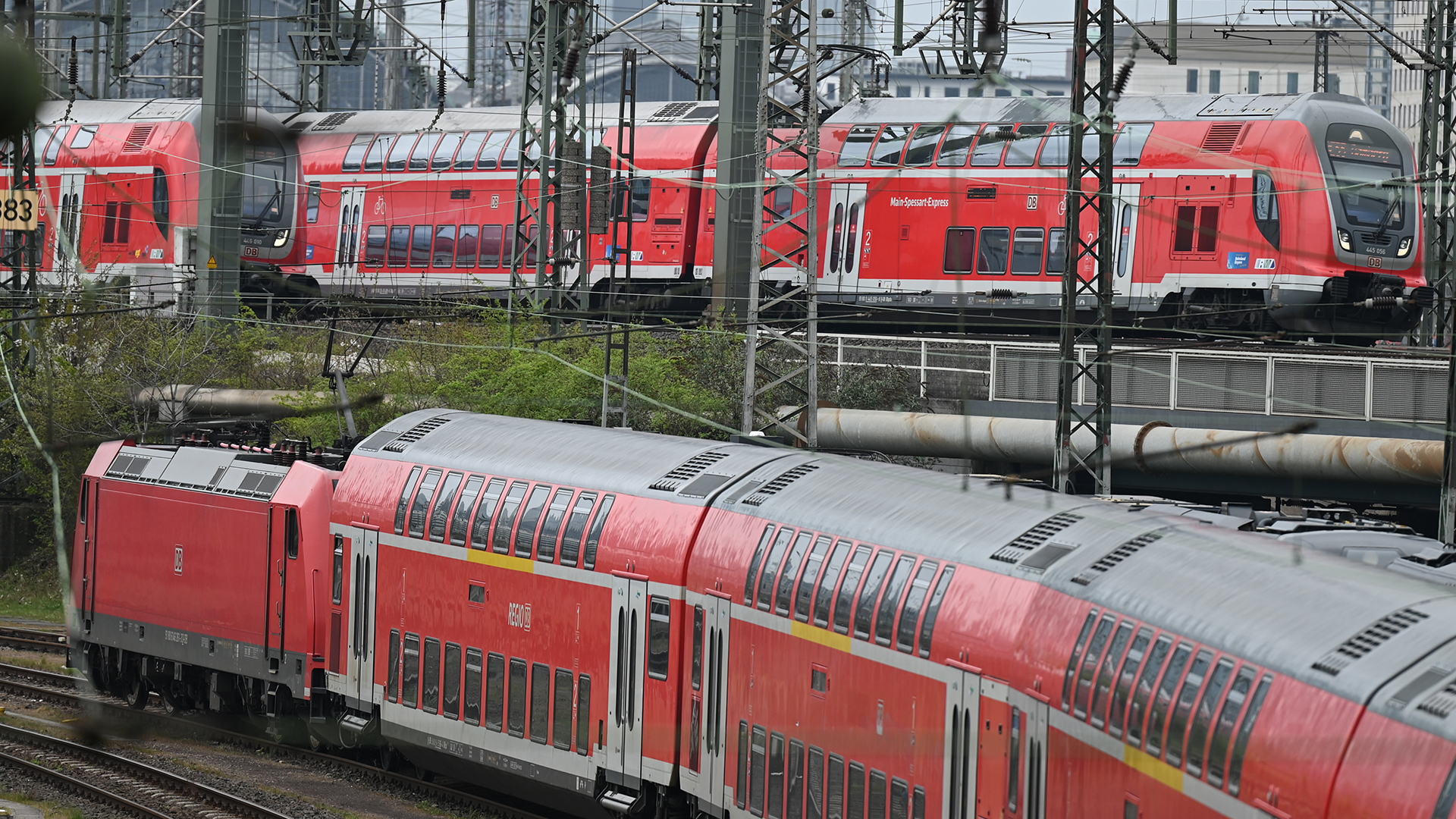 Regionalzüge der Bahn verlassen den Frankfurter Hauptbahnhof. | dpa