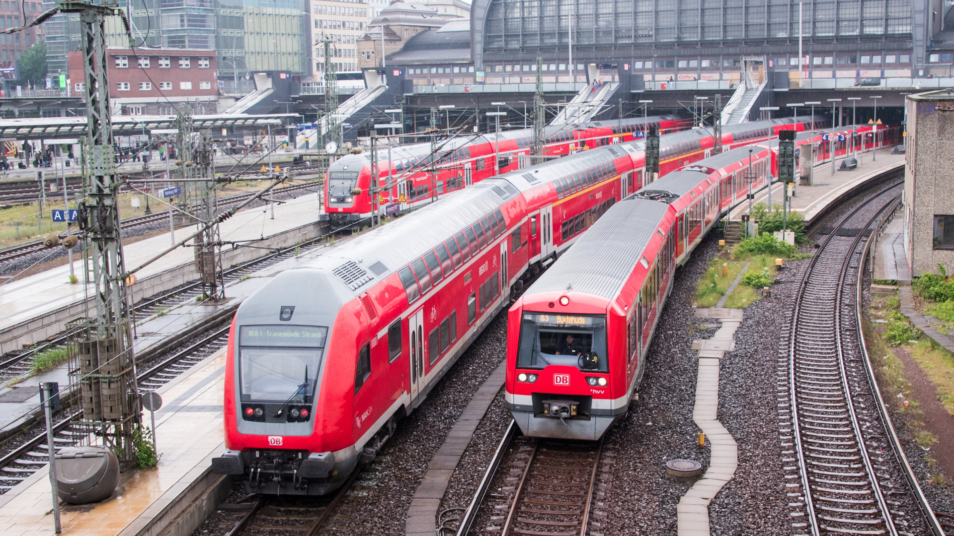 Regionalzüge stehen auf Gleisen am Hamburger Hauptbahnhof