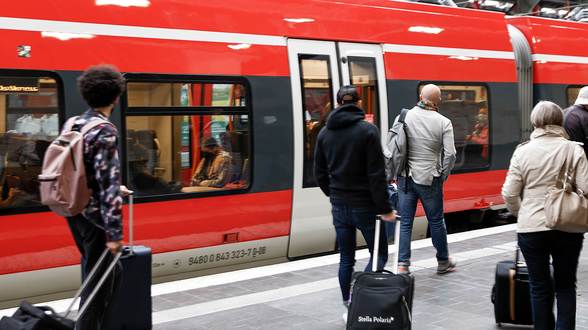Fahrgäste gehen zu einem Regionalzug am Ostbahnhof in Berlin. | dpa