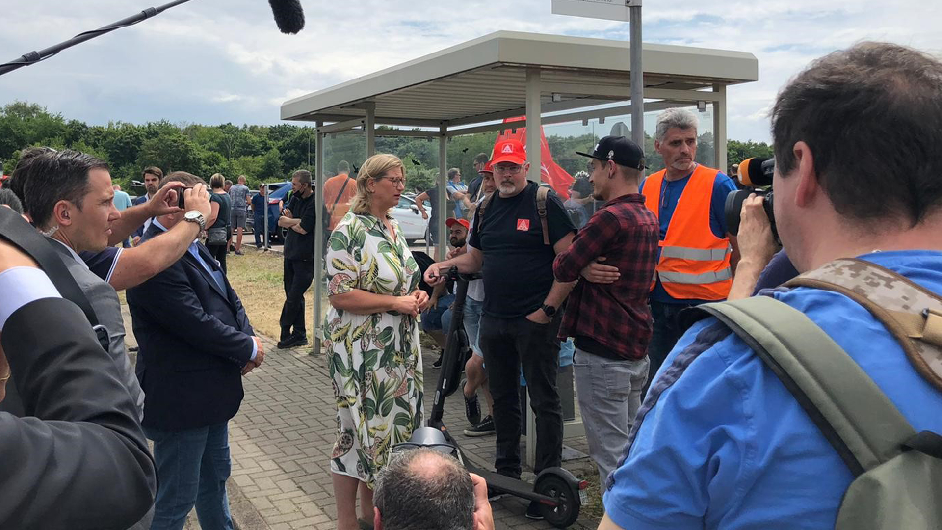 Saarlands Ministerpräsidentin Rehlinger spricht mit Ford-Beschäftigten in Saarlouis | Frauke Feldmann/SR
