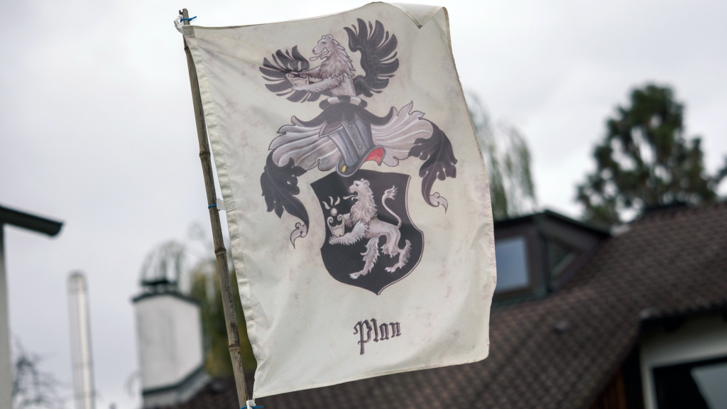 Auf dem Grundstück eines "Reichsbürgers" in Georgensgmünd weht eine Flagge mit der Aufschrift "Plan". | dpa