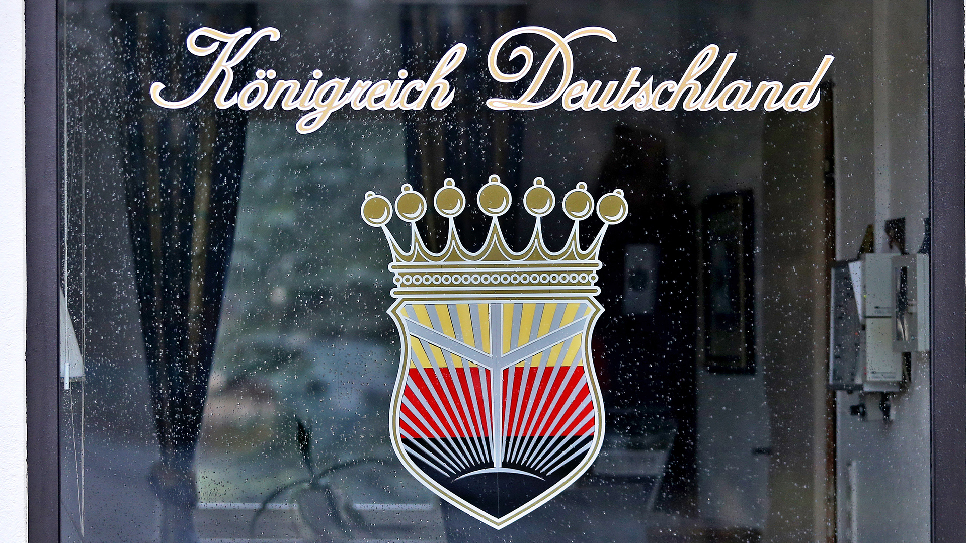 Schriftzug des "Königreichs Deutschland" auf einen Fenster | picture alliance / Jan Woitas/dp