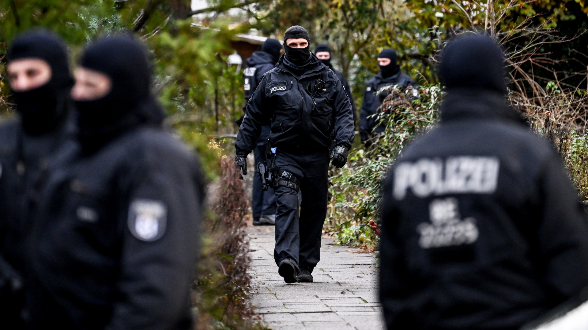 Polizisten bei einer Razzia im "Reichsbürger"-Millieu.