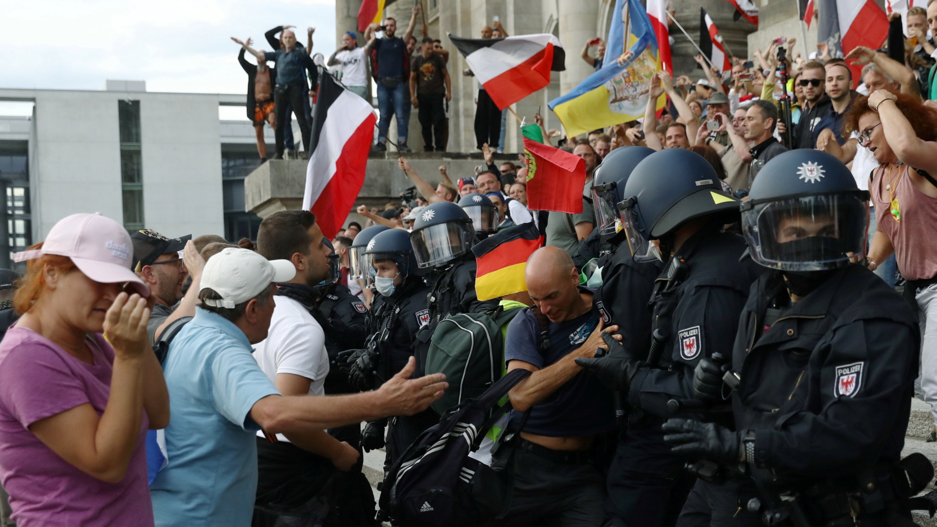 Polizisten mit Demonstranten vor dem Reichstag | REUTERS