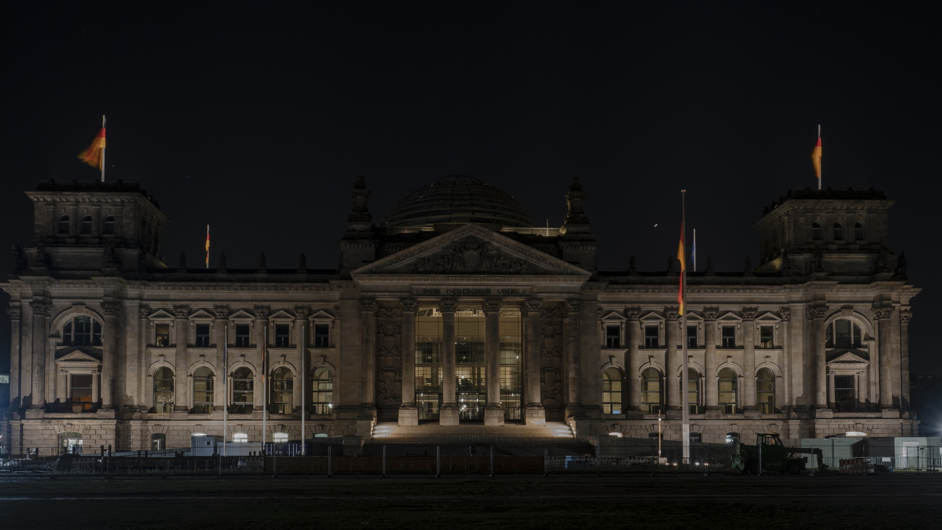 Das dunke Reichstagsgebäude in Berlin | dpa