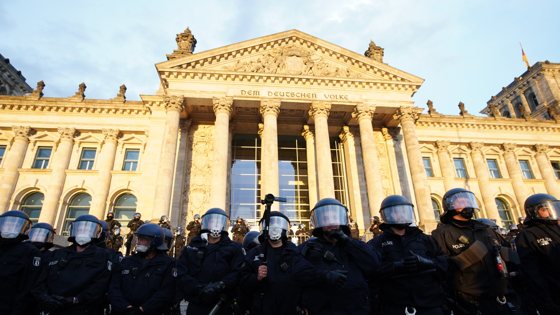 Polizisten vor dem Reichstag in Berlin