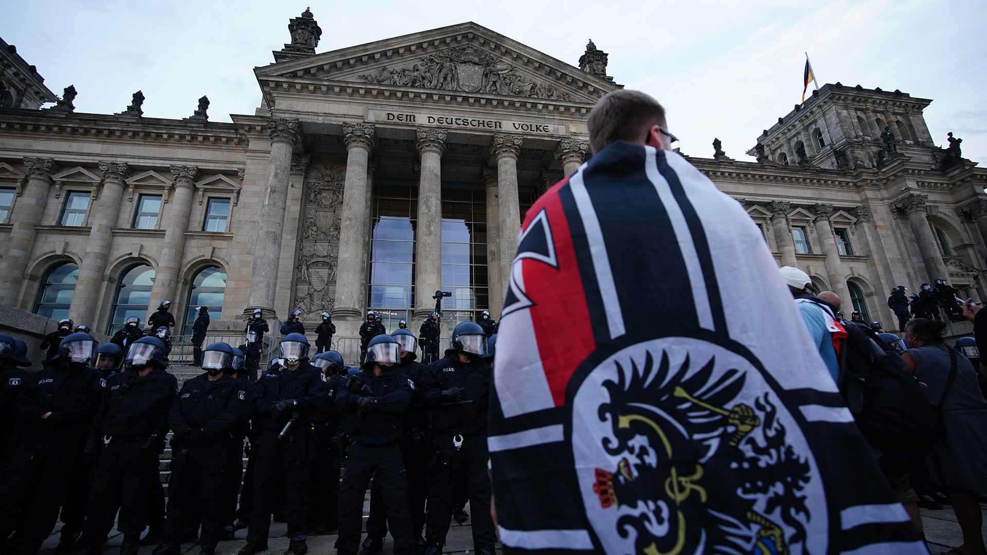 Ein Demonstrant steht vor dem Reichstag | CLEMENS BILAN/EPA-EFE/Shuttersto