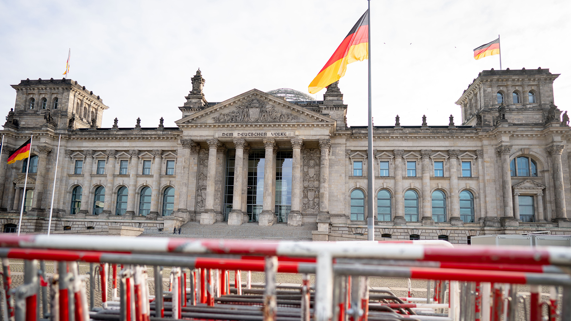 Reichstagsgebäude mit Absperrungen im Vordergrund | dpa