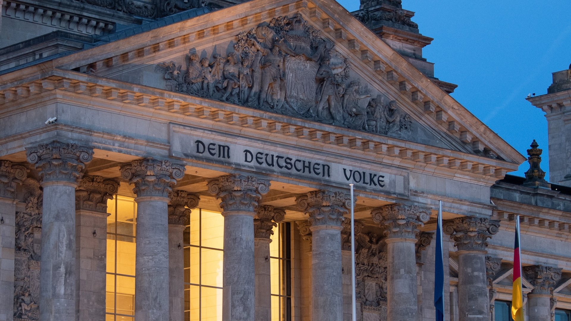 Blick auf die Inschrift "Dem deutschen Volke" am Reichstagsgebäude | dpa