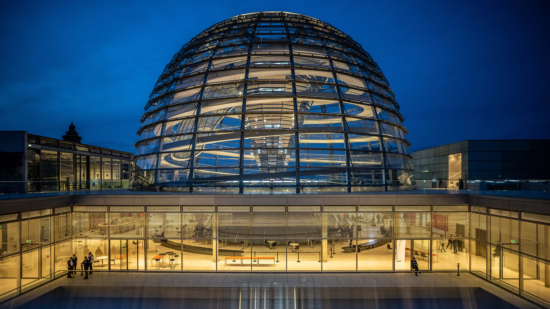 Der Deutsche Bundestag im Reichstagsgebäude mit der gläsernen Kuppel. | dpa