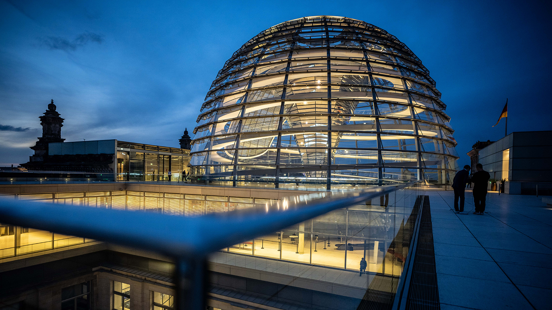 Der Deutsche Bundestag im Reichstagsgebäude mit der gläsernen Kuppel. | dpa