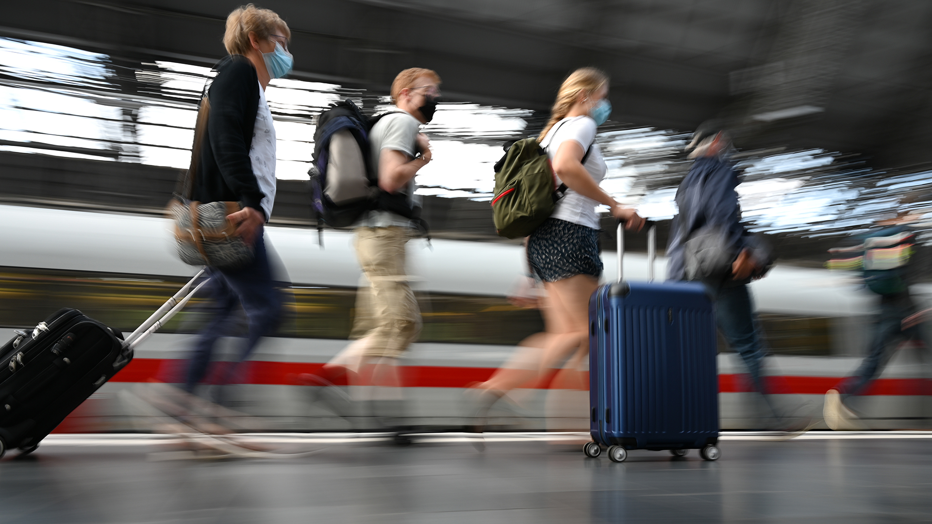 Bahnreisende gehen mit ihren Koffern auf einem Gleis im Frankfurter Hauptbahnhof an einem ICE der Deutschen Bahn entlang. | picture alliance/dpa