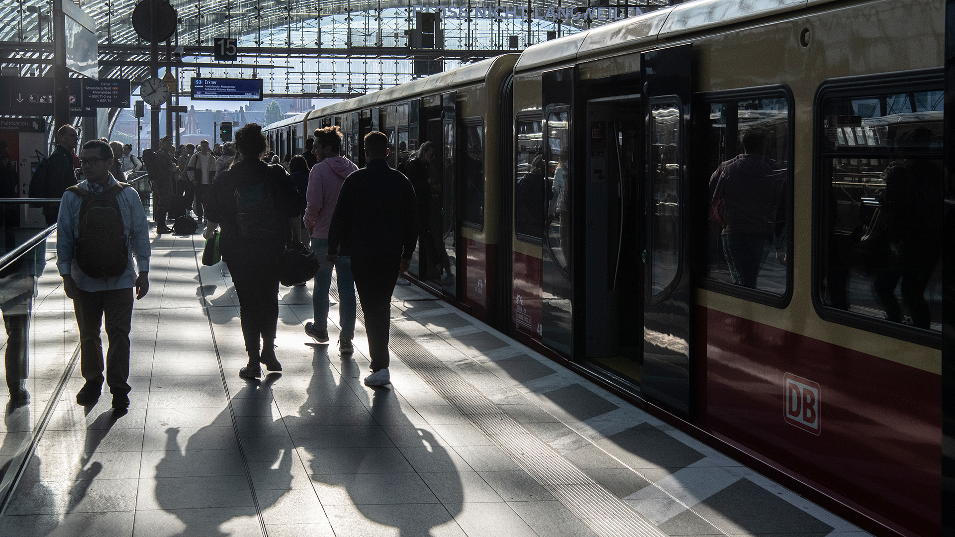Reisende stehen auf einem Bahnsteig im Hauptbahnhof Berlin.