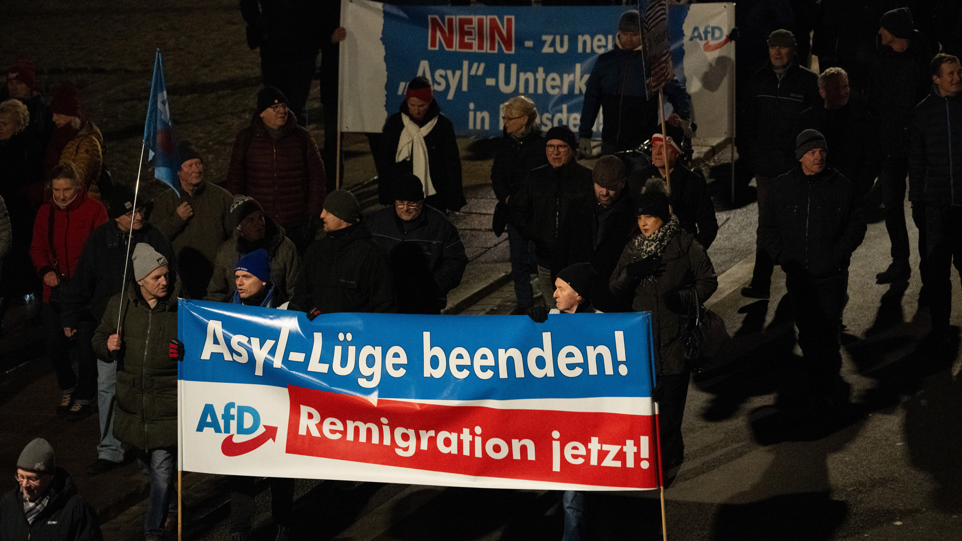 Demonstrierende in Dresden tragen ein Banner mit der Aufschrift: "Asyl-Lüge beenden! AfD Remigration jetzt!" (Archivbild: 18.12.2023)