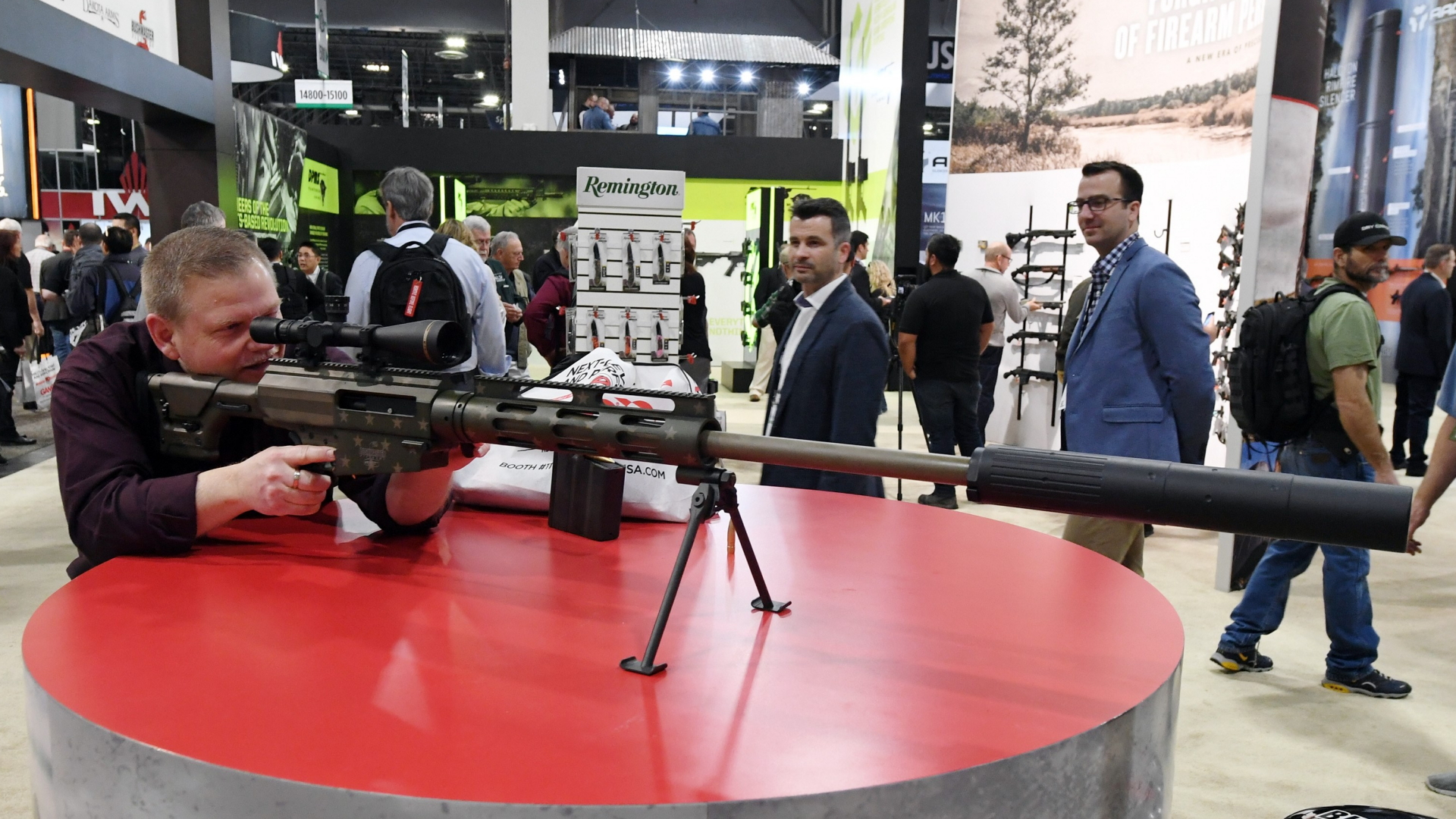 Ein Besucher einer Waffen- und Outdoormesse in den USA begutachtet ein Remington-Gewehr.