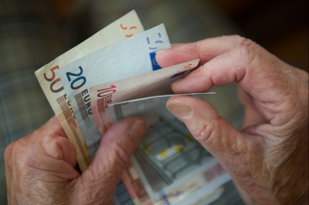 Eine ältere Frau zählt Geld