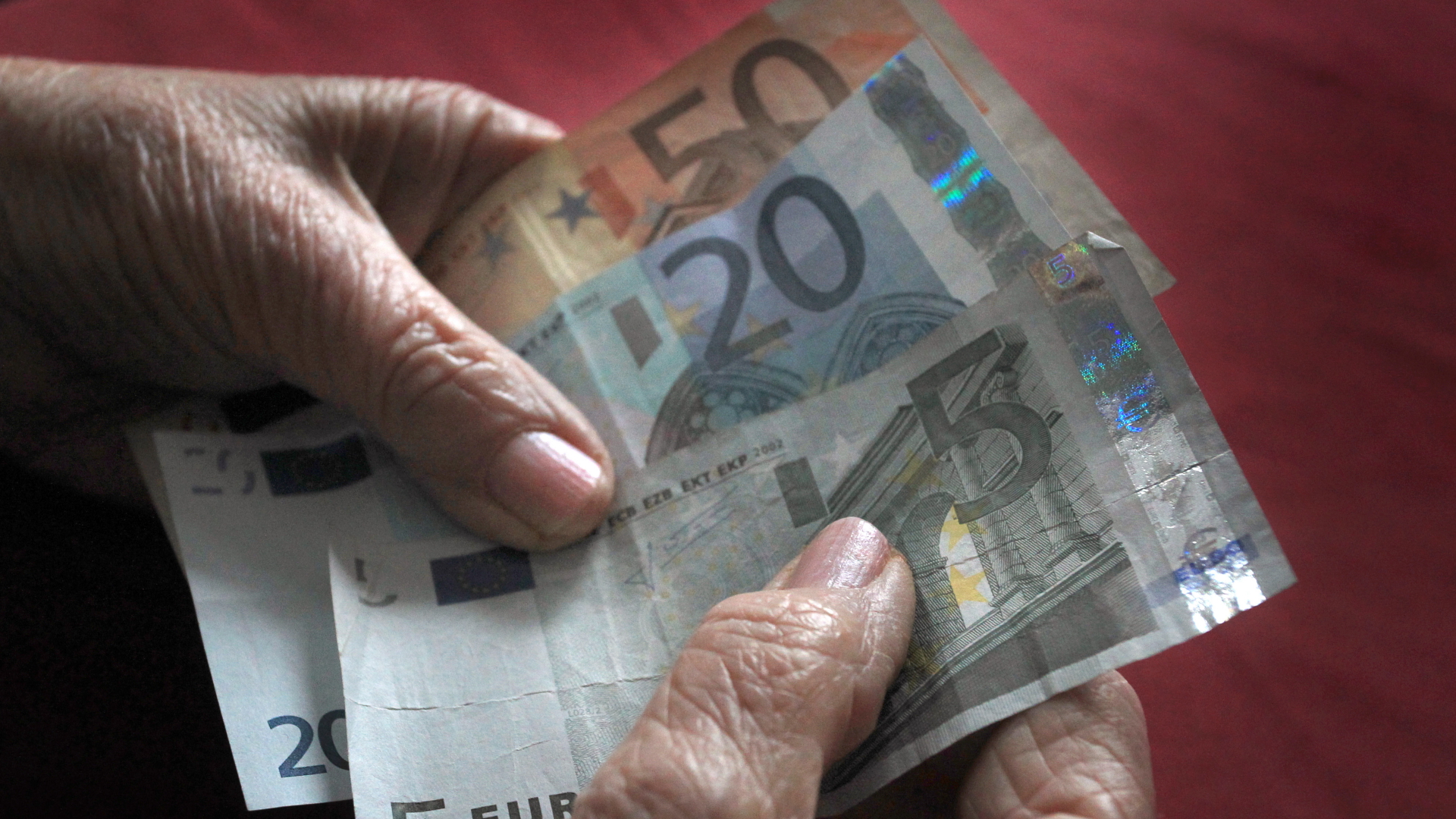 Eine ältere Person hält mehrere Euro-Scheine in der Hand. (Symbolbild Rente) | dpa