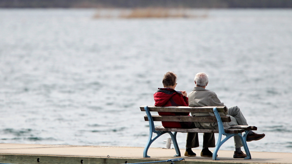 Zwei Senioren auf einer Bank im Hafen am Cospudener See in Leipzig  | dpa