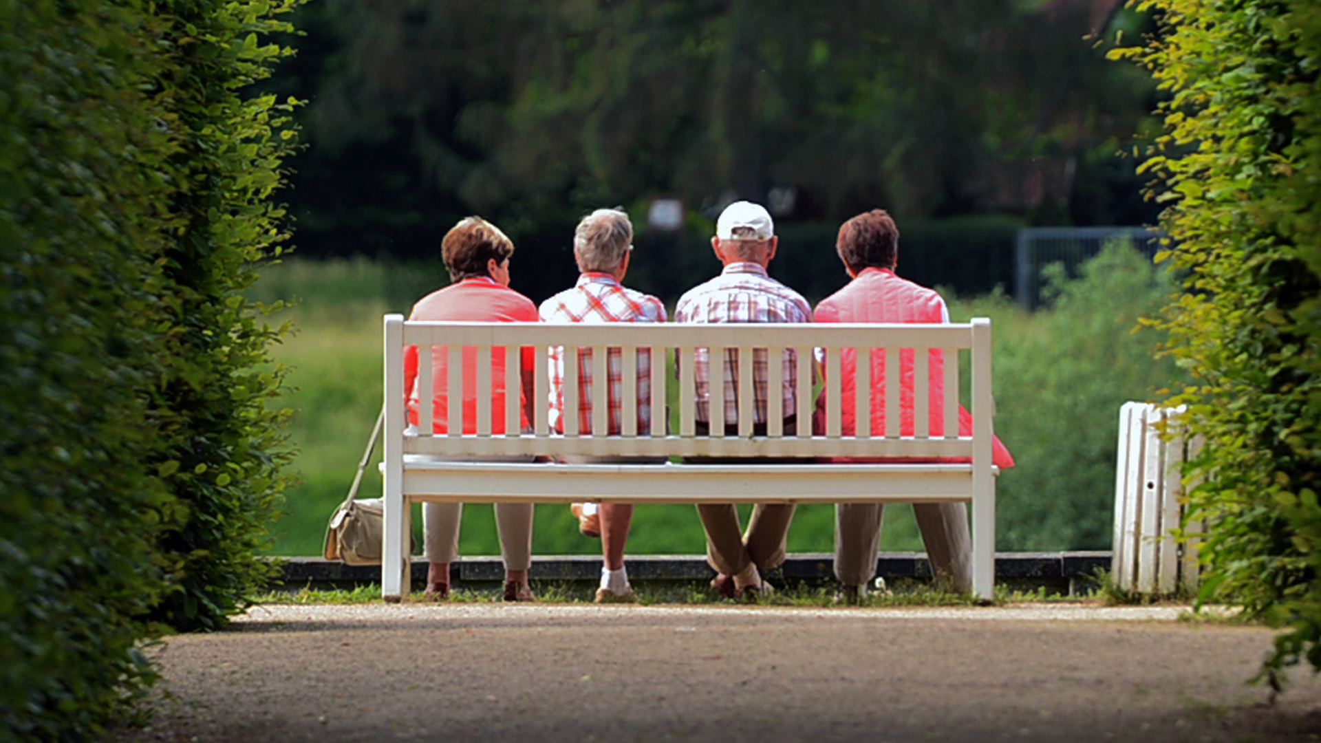 Rentner sitzen auf einer Bank | picture alliance / dpa