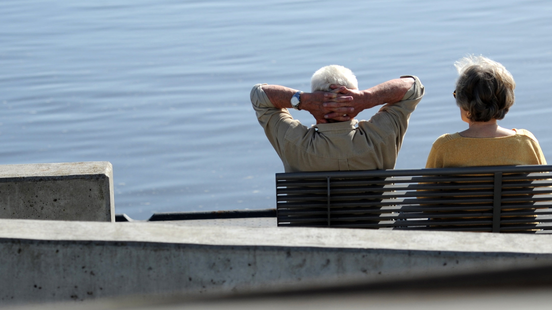 Zwei ältere Menschen sitzen auf einer Bank | dpa