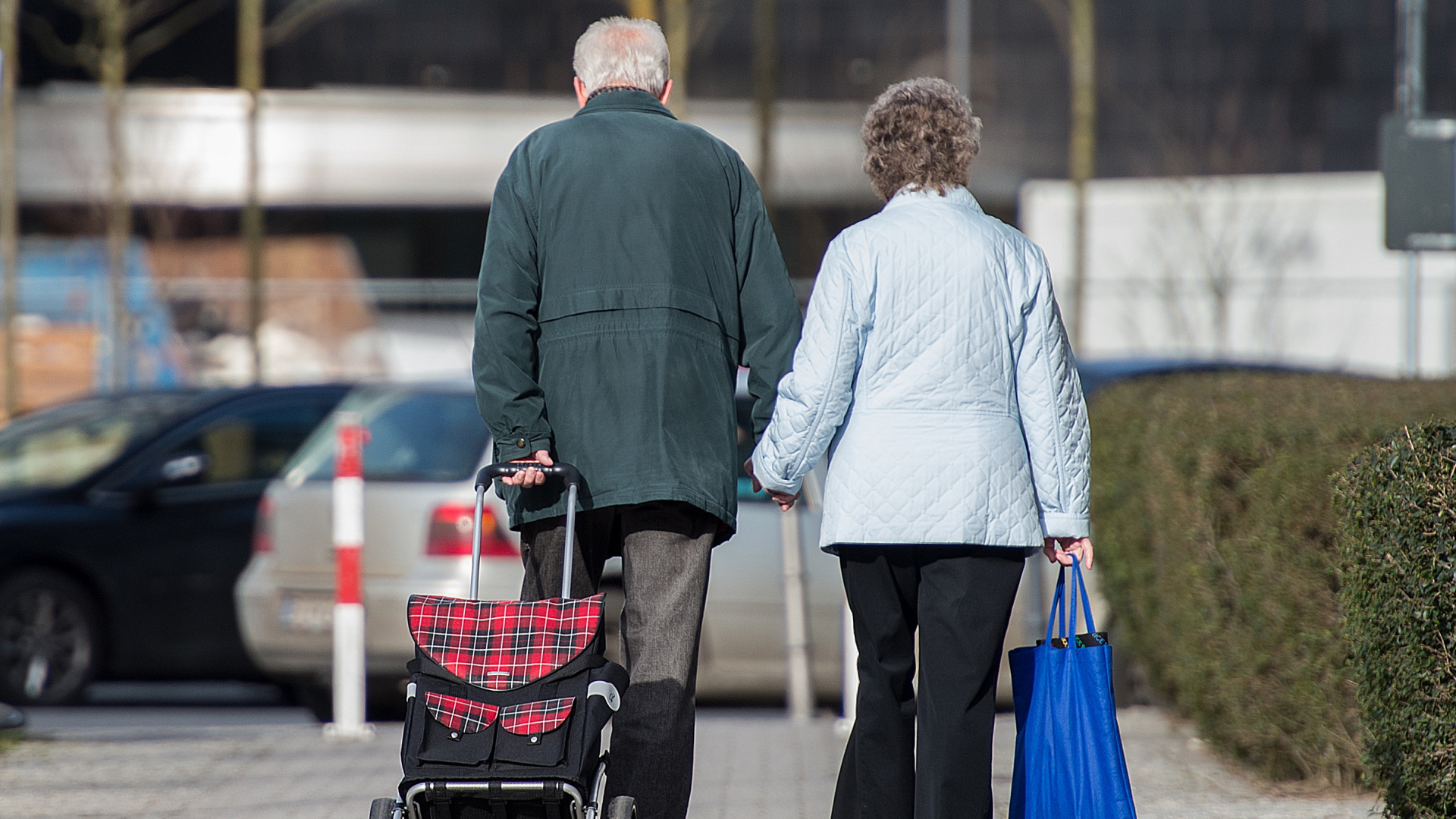  Ein älteres Paar geht in der Innenstadt von Berlin spazieren. | dpa