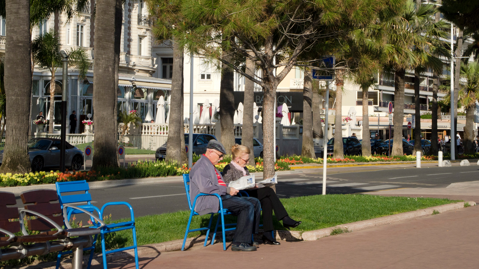 Zwei Rentner sitzen inCannes auf einer Bank. | picture alliance / Rainer Hacken